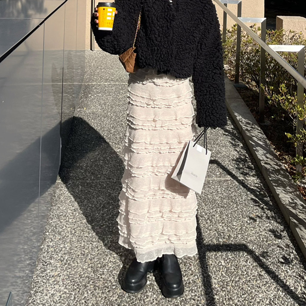 ティアードロングスカートが主役のきれいめコーデ