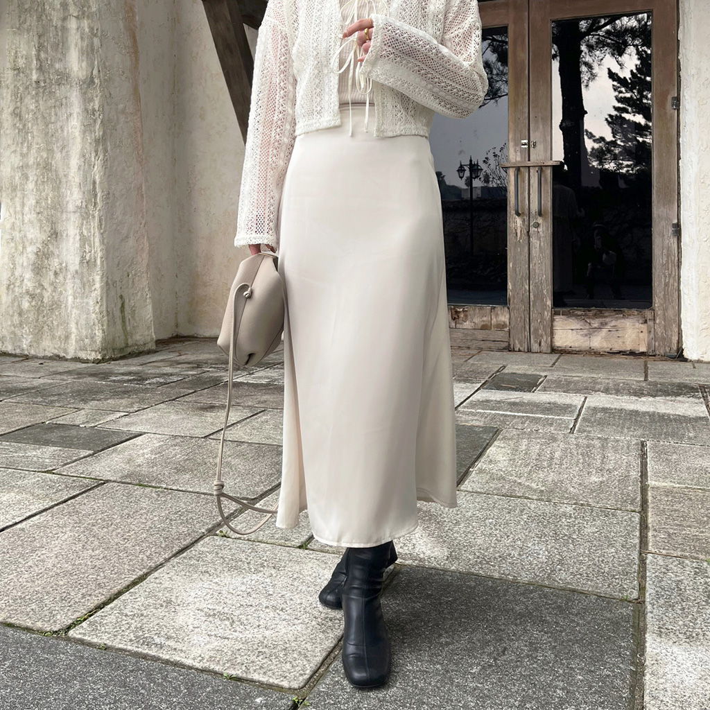 ワントーンでまとめて女性らしく