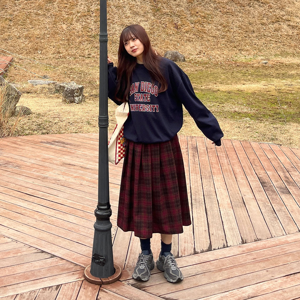 オーバーサイズのスウェットをコ���デ