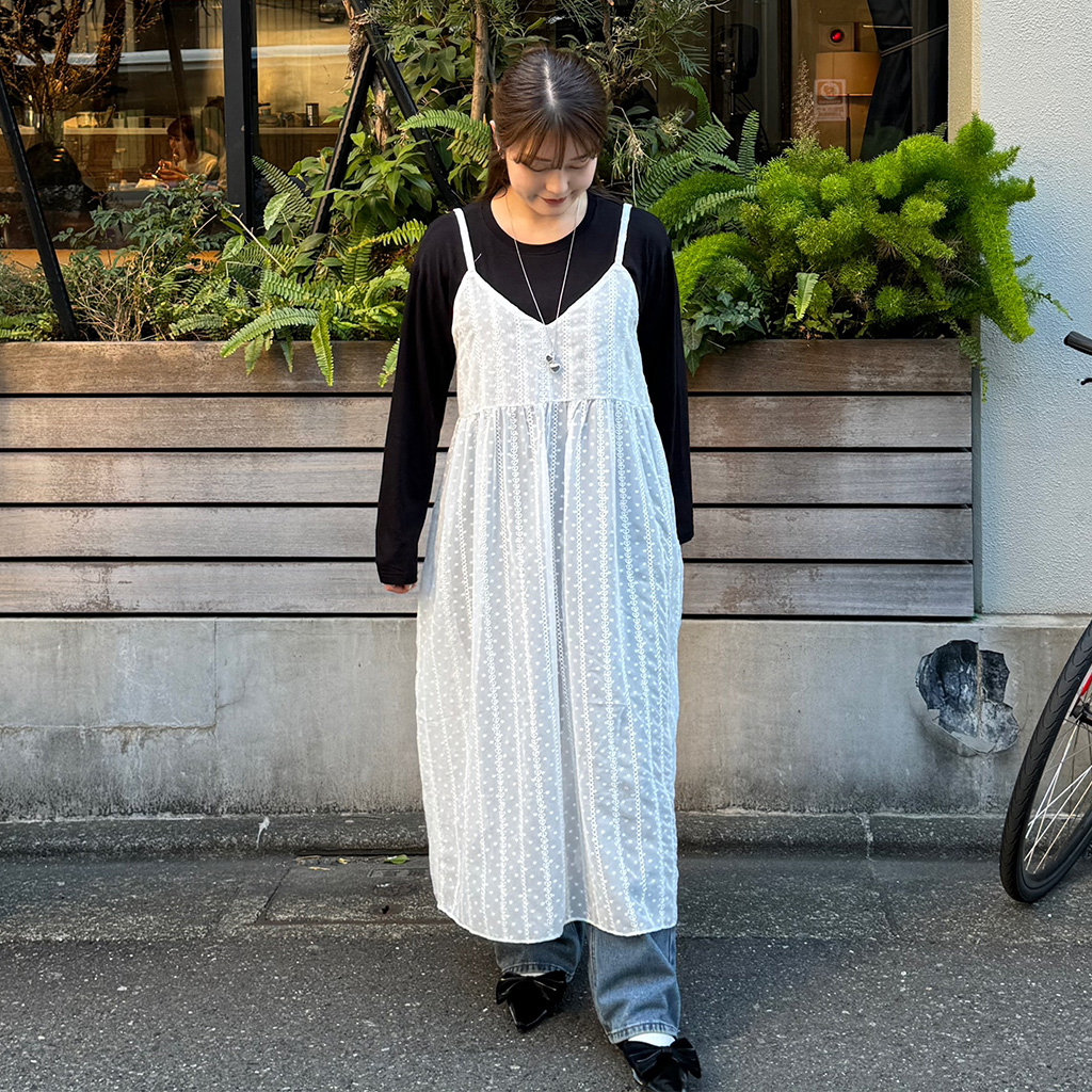 パンチングレースレイヤードワンピース×ストレートデニム