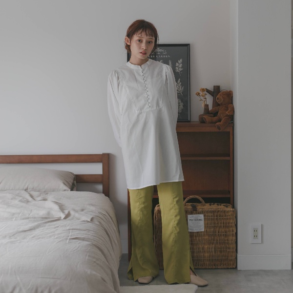 デザインブラウス×サイドスリットフレアパンツ