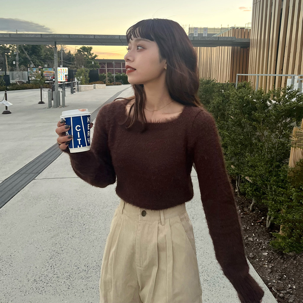 タイトなシルエットのシャギーニット