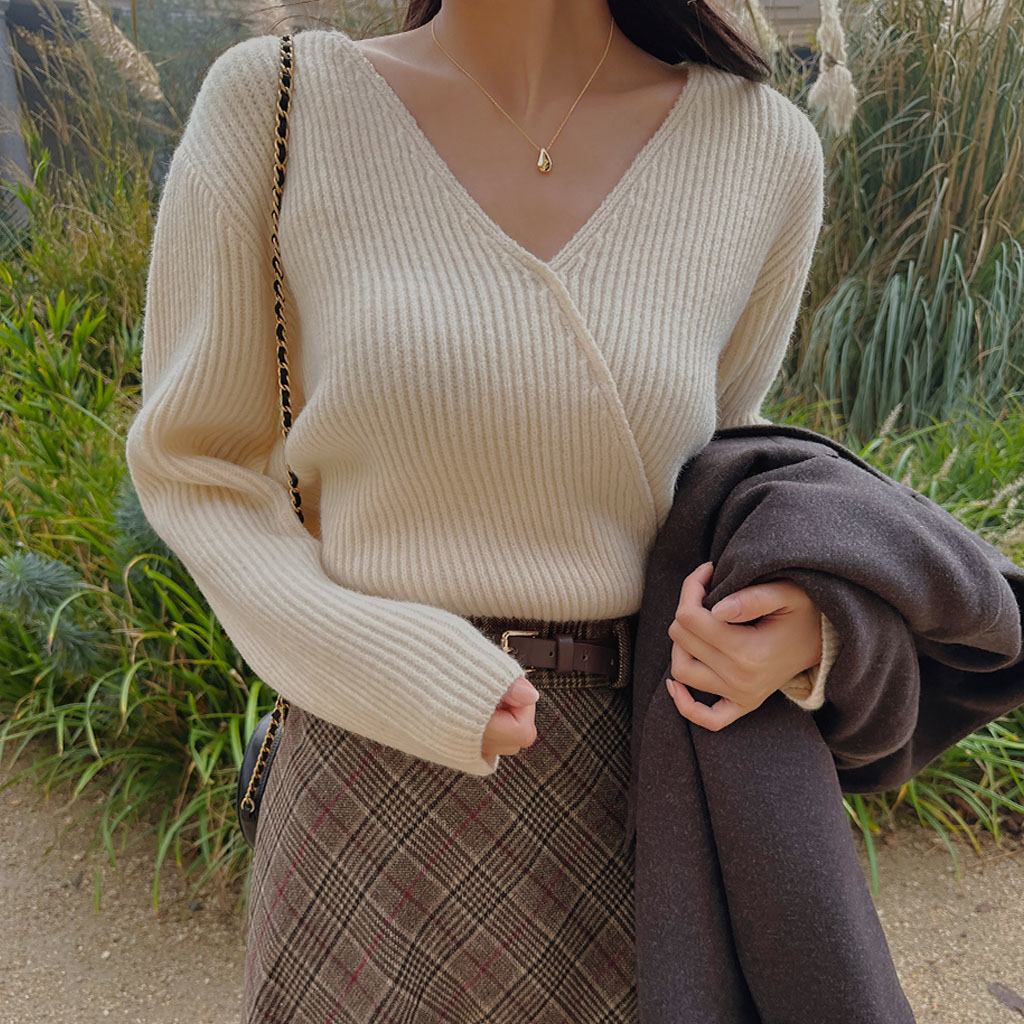 Vネックニット×チェックスカート