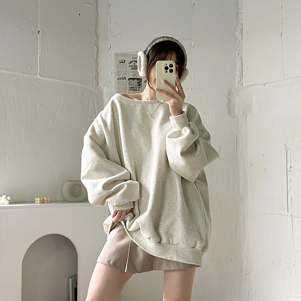 肩幅が広い女子の魅力UP!おすすめアイテム7つ