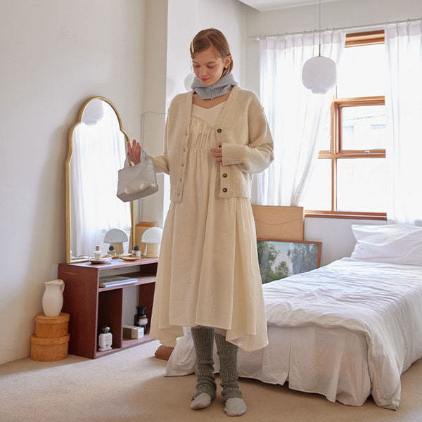 フリルスリーブレスワンピース×ニットアイテム