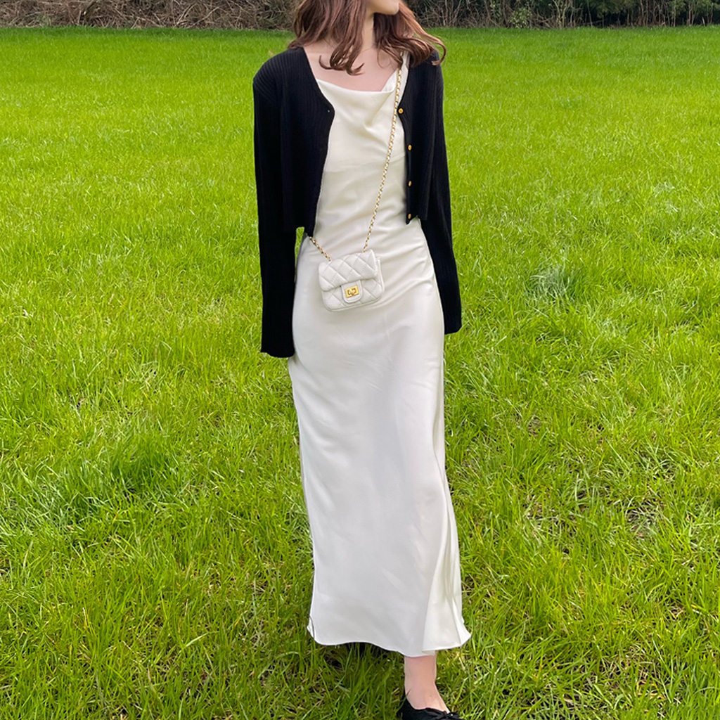 サテンロングワンピース×スナップジャケット