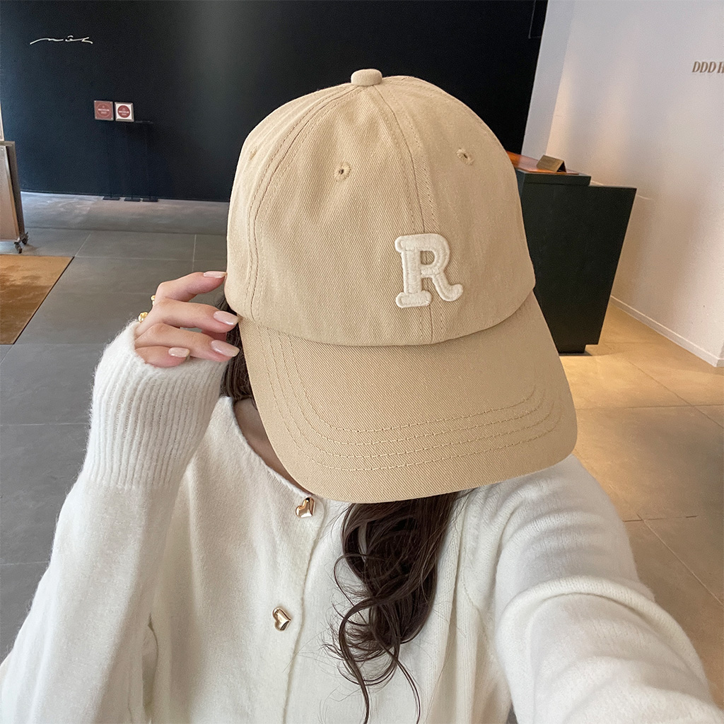 ベージュのキャップ