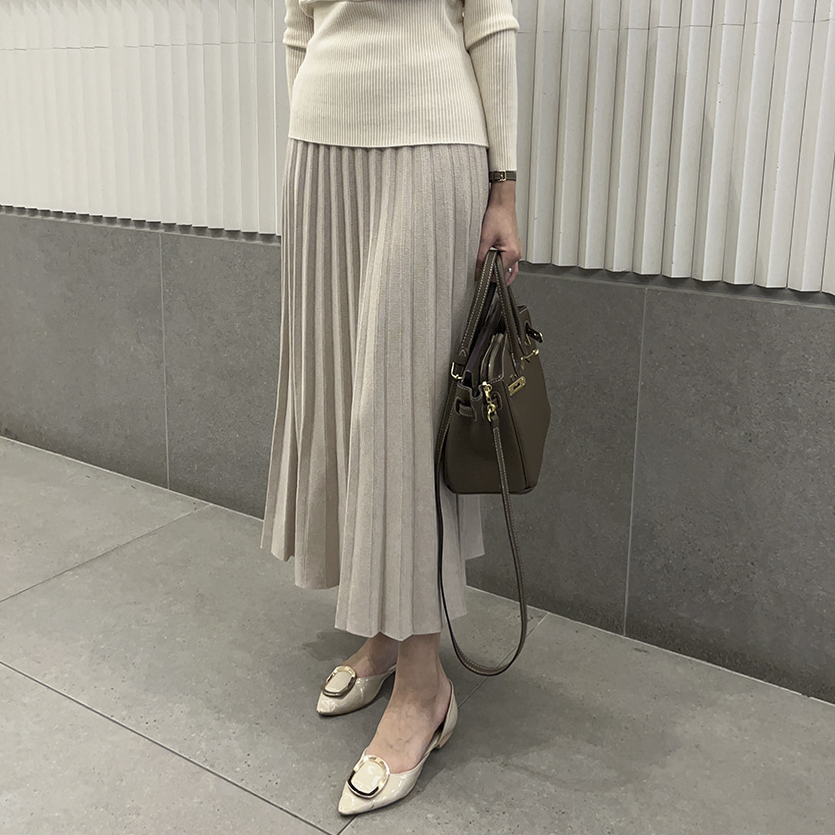 モックネック×ニットプリーツスカート