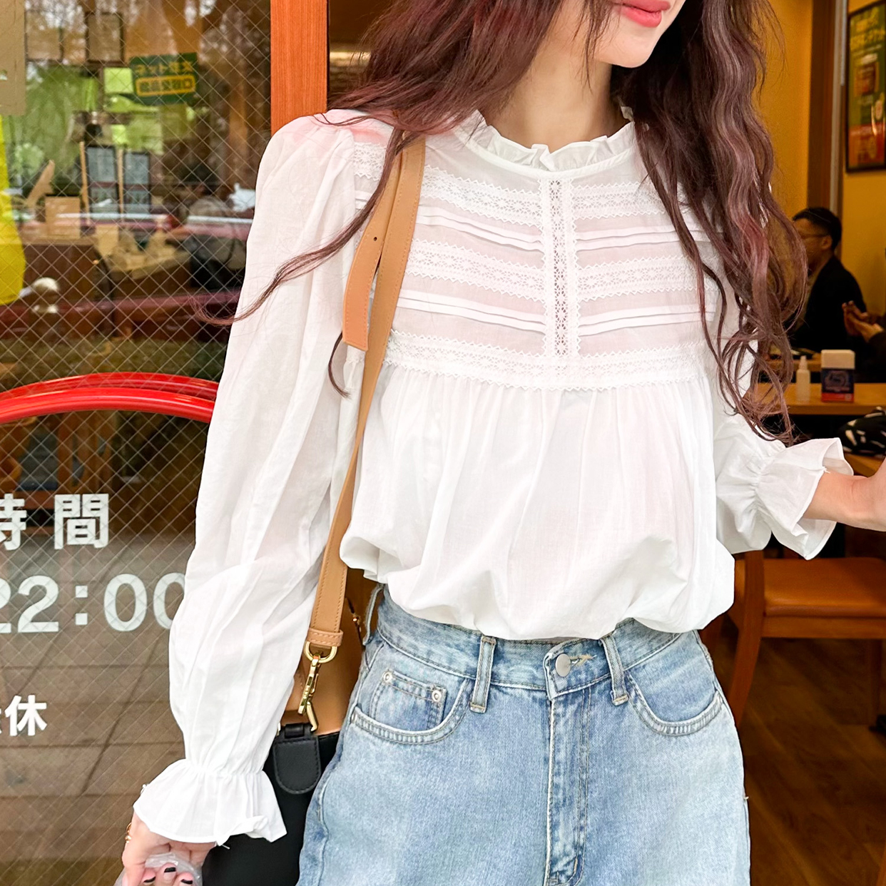 フリルブラウス×ジーンズ