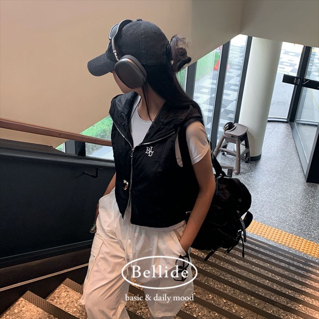 カーゴパンツ×フード付きベスト