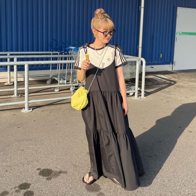 ティアードキャミワンピース×ロゴ入りTシャツ