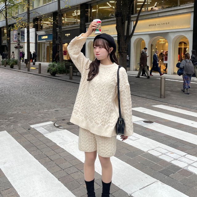 ケーブルニット×ショートパンツ