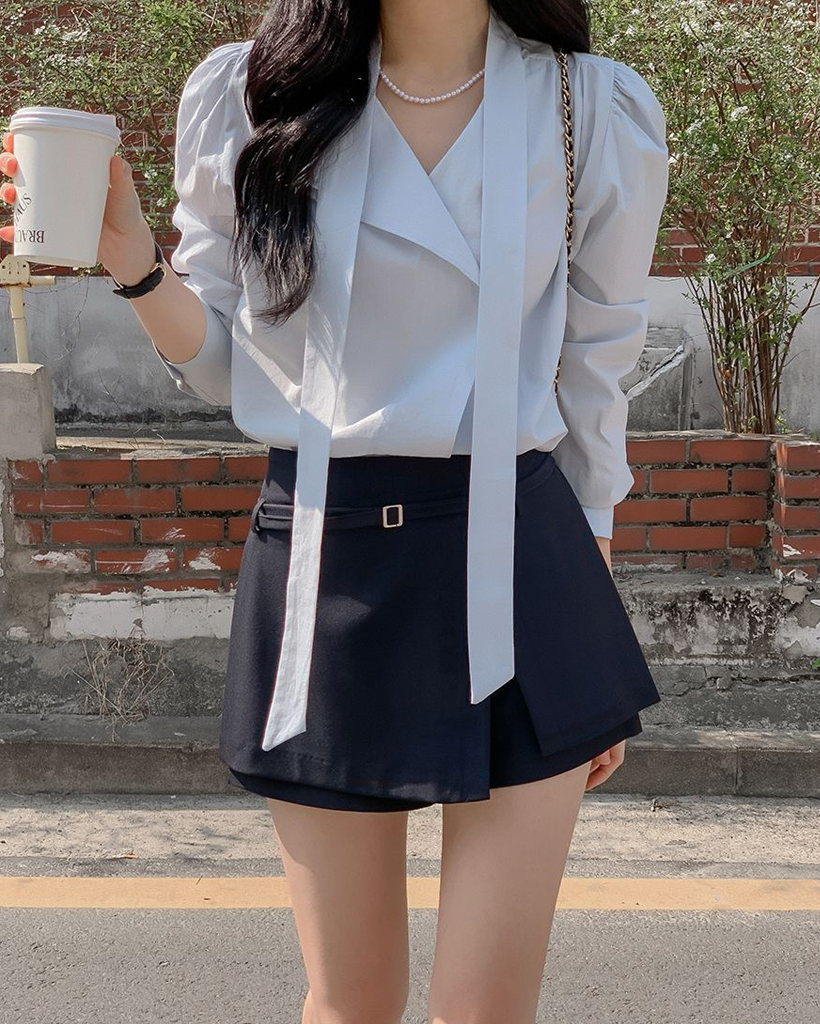 Vネックフリルストラップロングスリーブブラウス