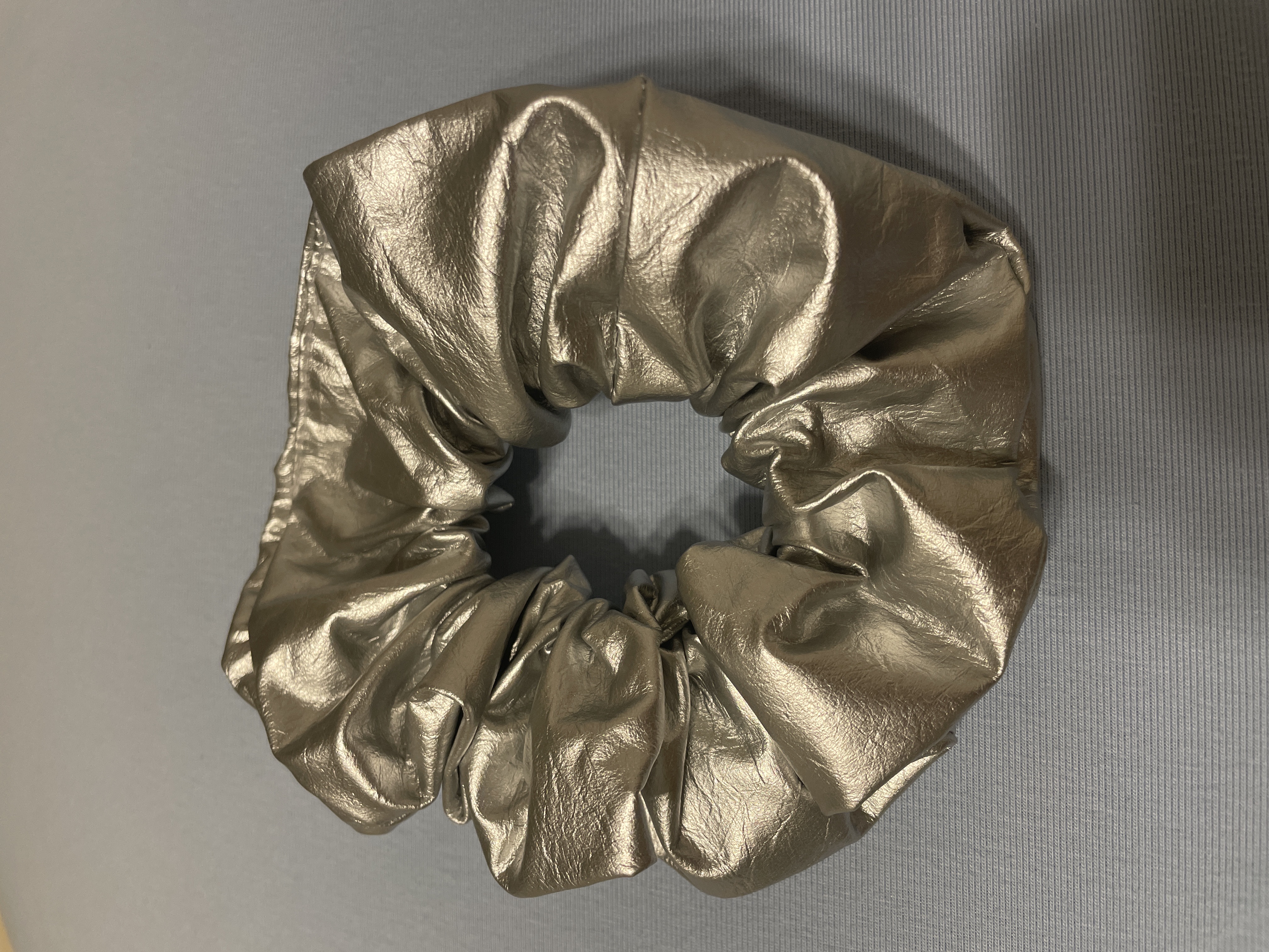 シルバーレザーヘアシュシュ | ファッション通販サイト NUGU