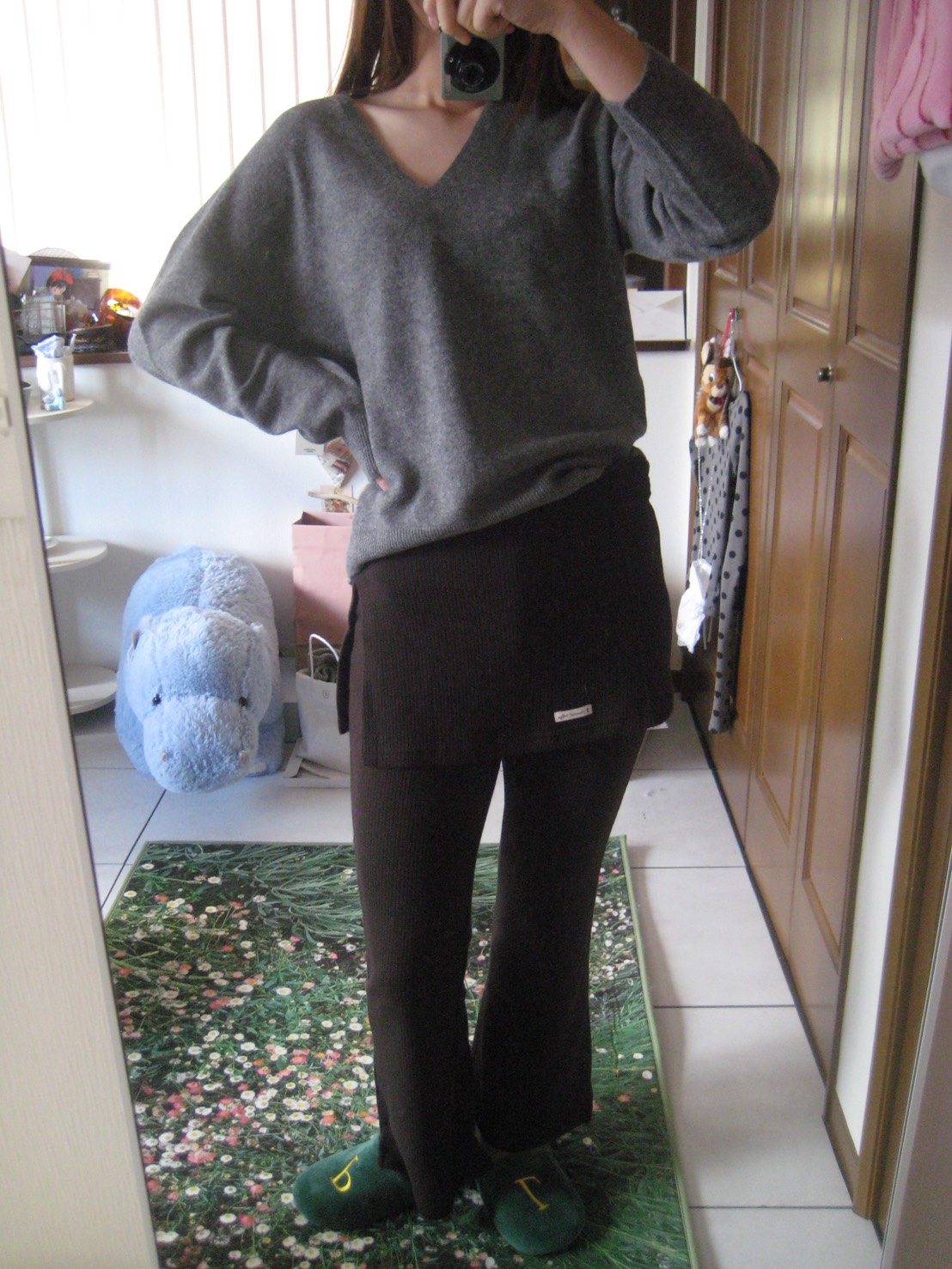 [yu x For Your Eyes Only] Lei Wool V-neck Knit (Charcoal)