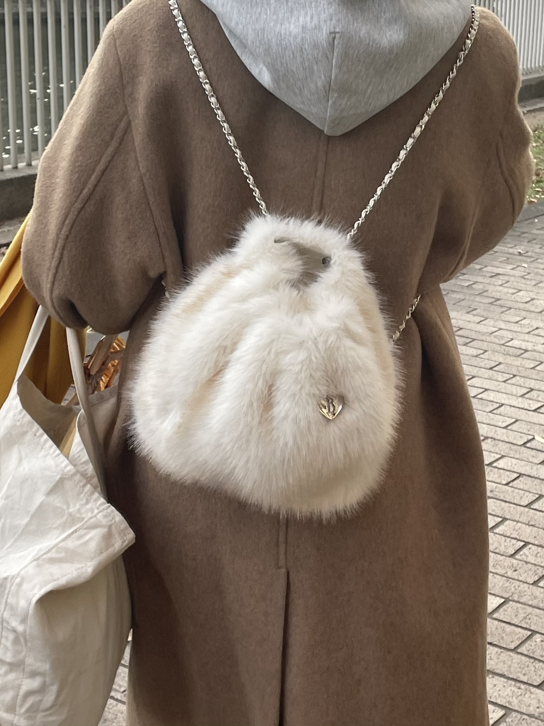 【購入特典】[kaorin x The Barnnet] Fur Drawstring Backpack_Ivory