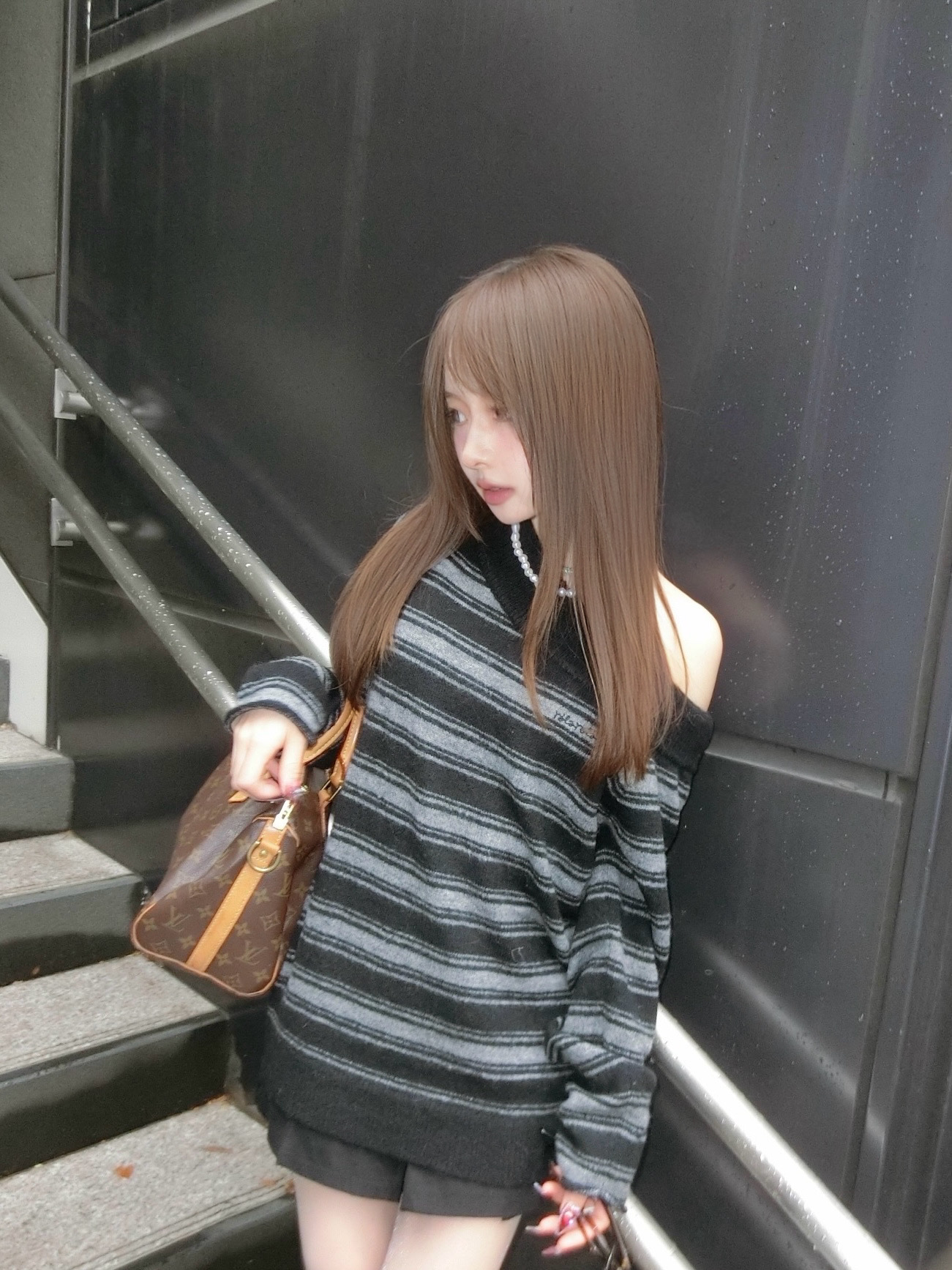 [aina x rolarola] UNBALANCED OFF SHOULDER STRIPE KNIT GY+BK