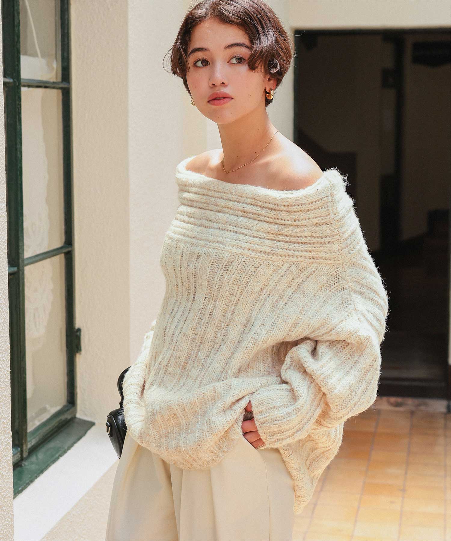 オフショルダールーズニット