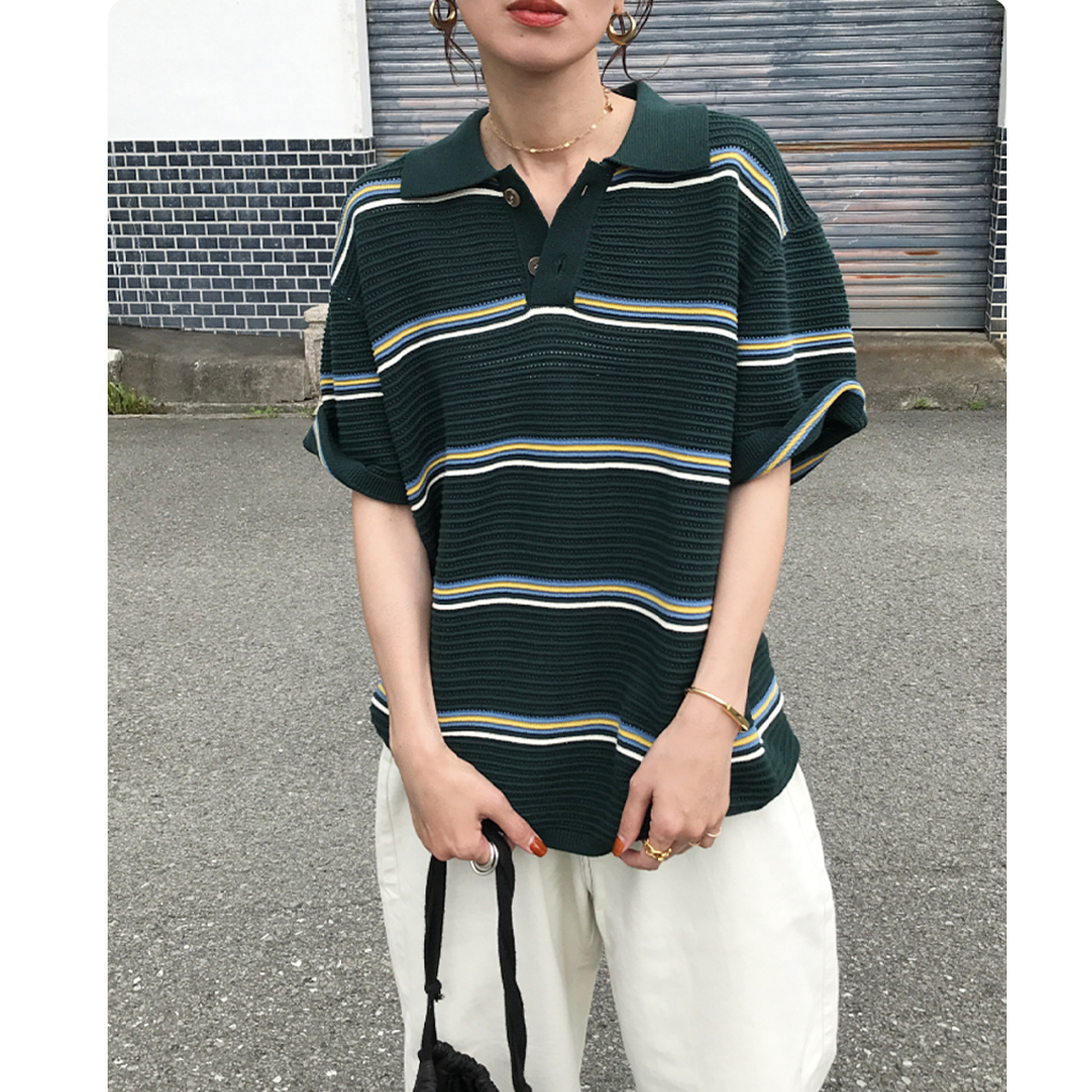 お色は濃いボルドー色で控えめなカラーです。たっぷりで中に厚めのセーターも着れます お色は濃いボルドー色で控えめなカラーです。たっぷりで中に厚め