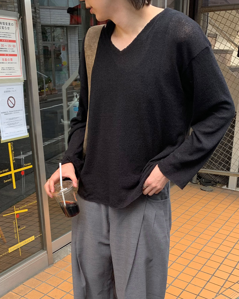 シアーVネックニット