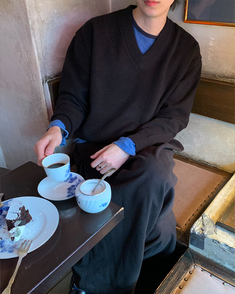 （ユニセックス）ベーシックVネックニット