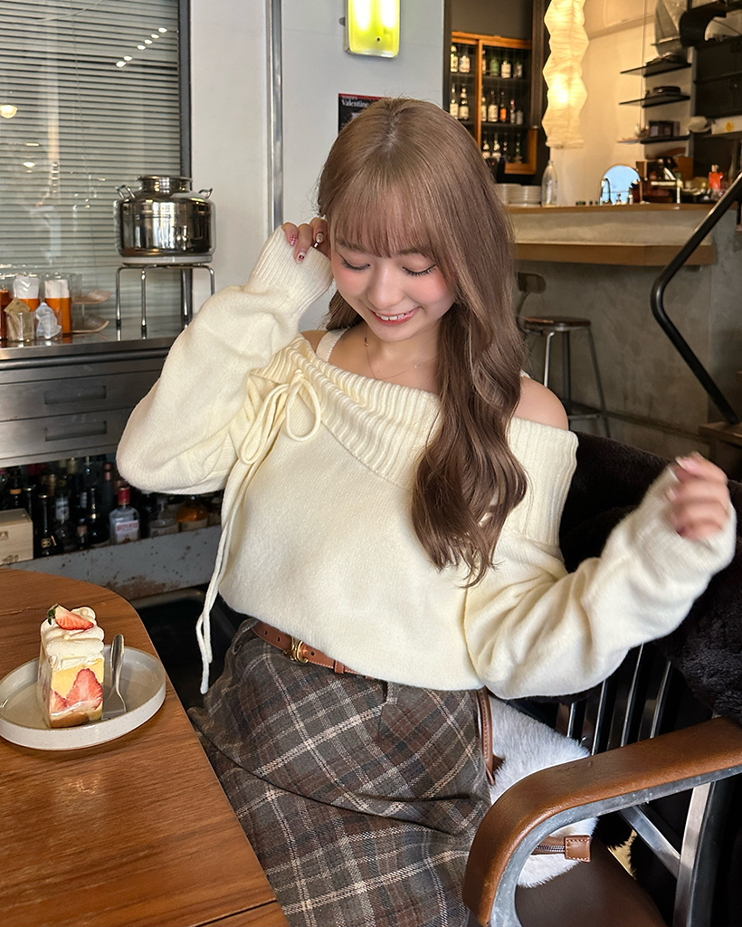 オフショルダーリボンストリングニット
