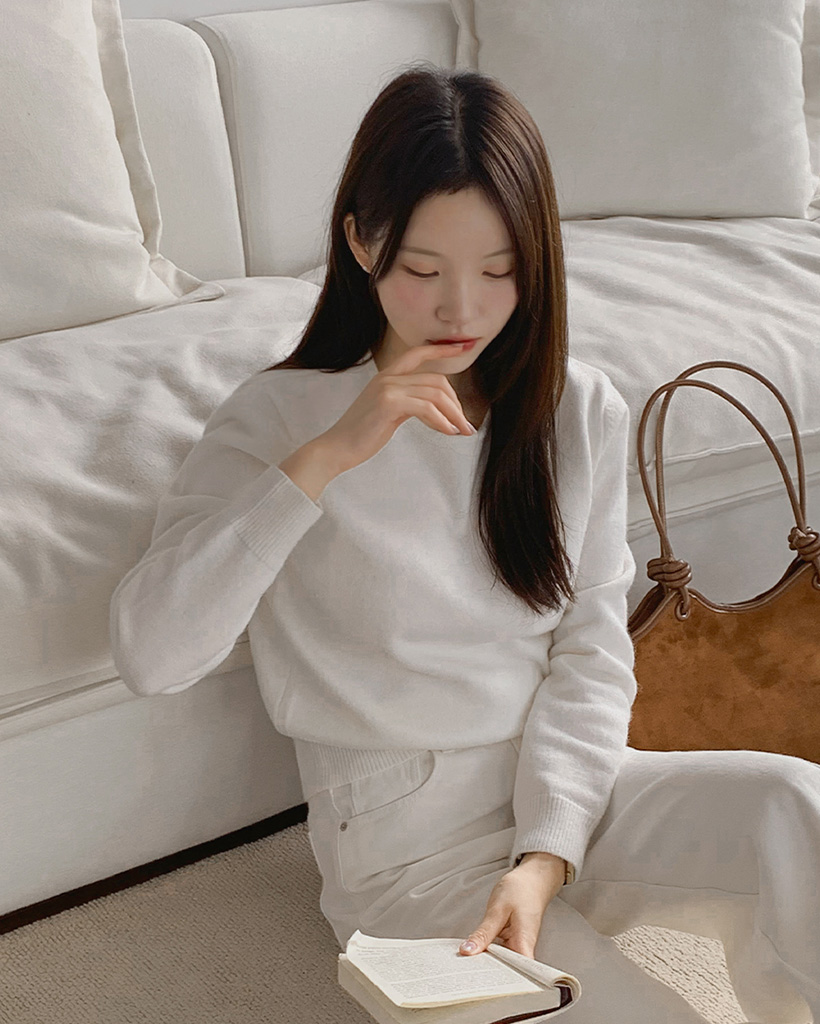 ペンダントラウンドネック長袖ニット