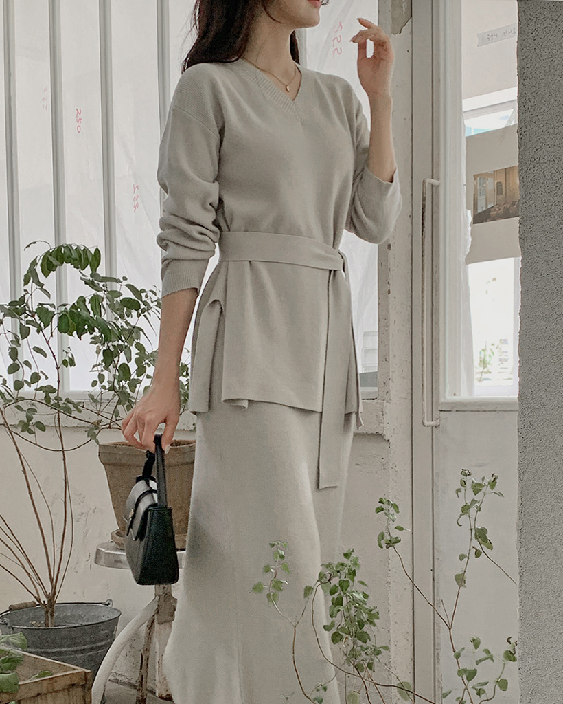 Ｖネックストラップニット＆ウエストゴムスリットロングスカートセット