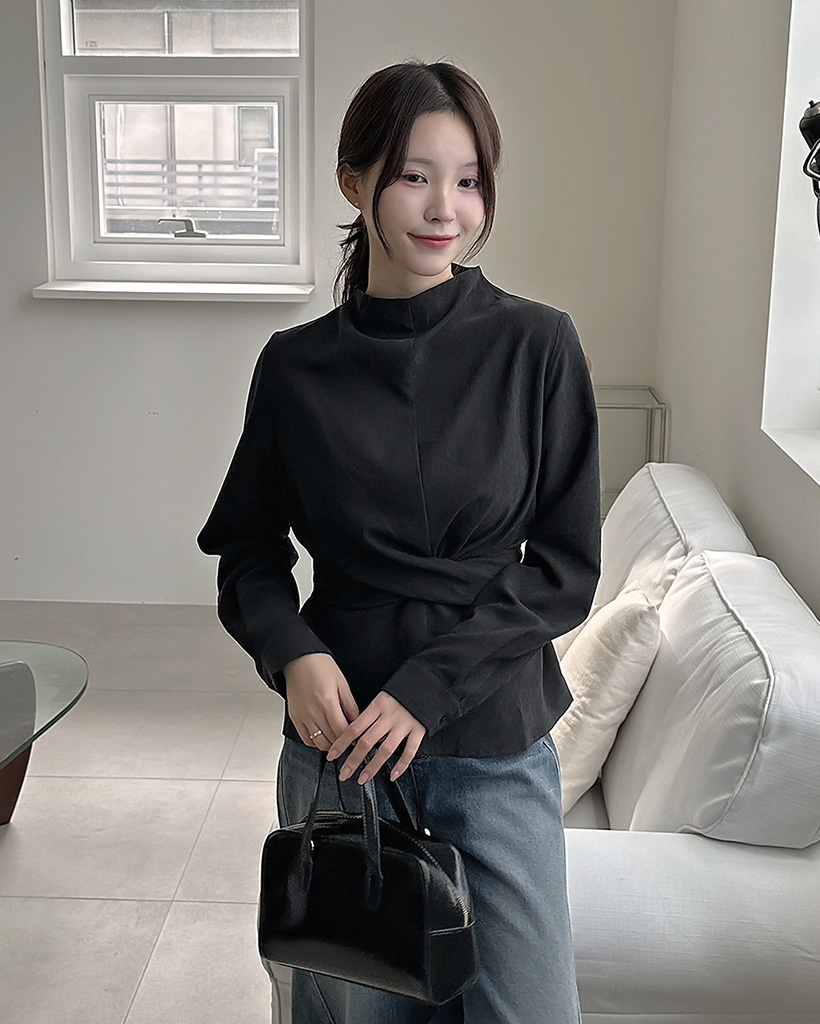 ハイネックストラップブラウス