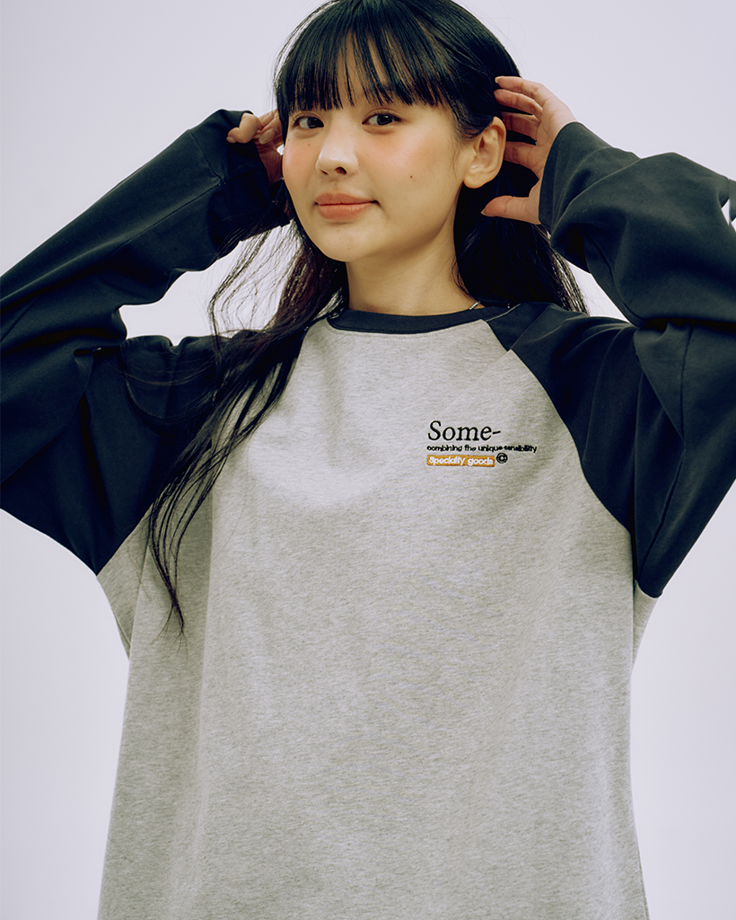 ロゴカーブドラインラグランバイカラーロングスリーブオーバーフィットTシャツ [ネイビー]