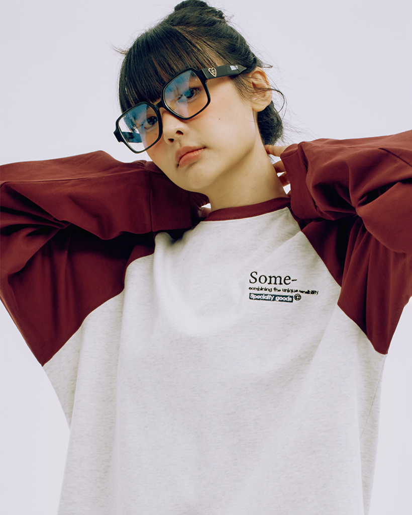 ロゴカーブドラインラグランバイカラーロングスリーブオーバーフィットTシャツ  [ワイン]