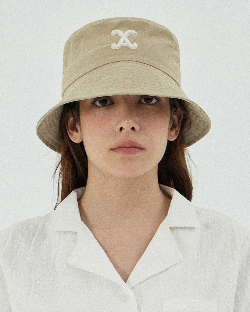 VA Curved Logo Nylon Bucket Hat Lightbeige | ファッション