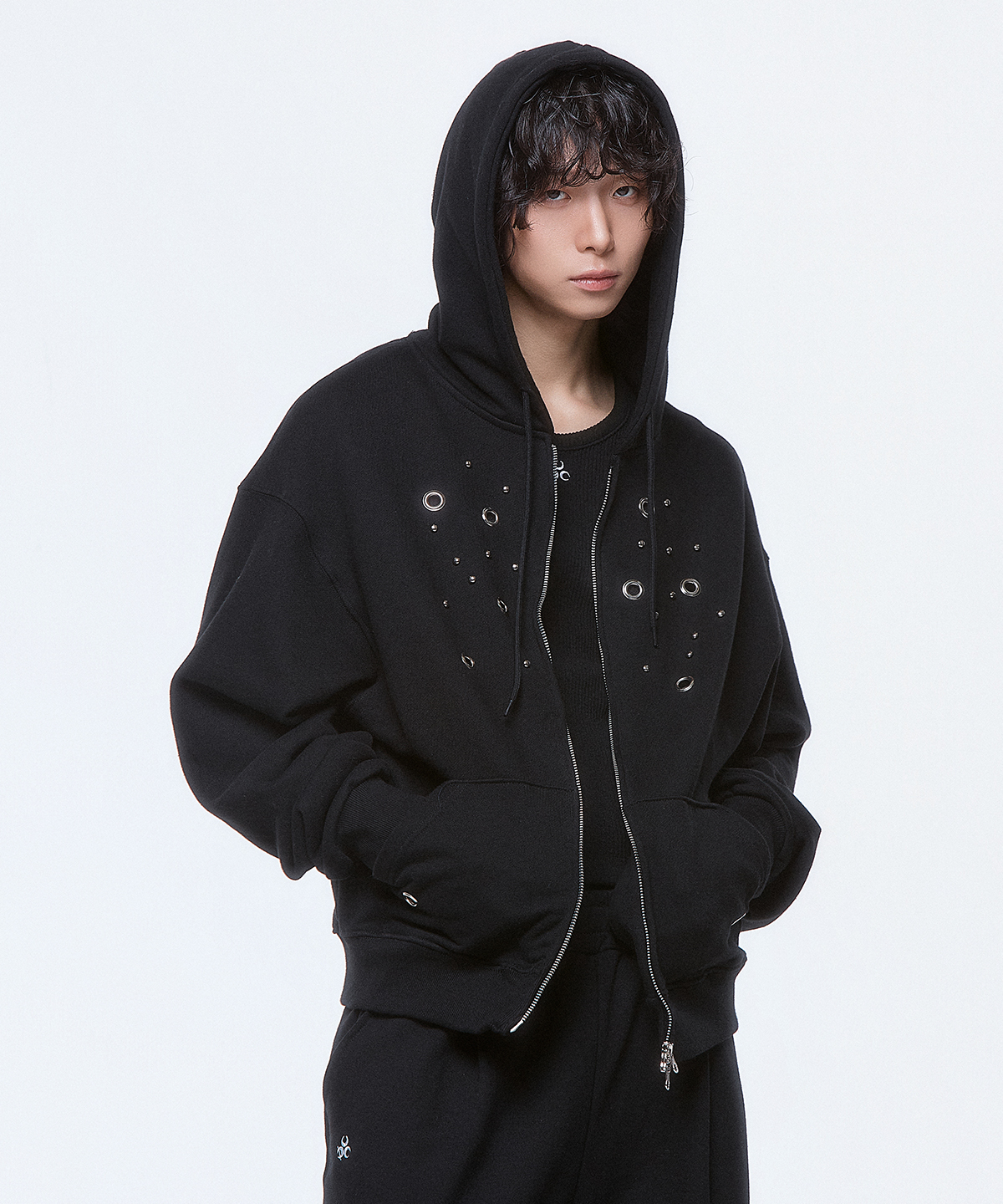 K-POPアイドル着用] (DUC) Eyelet Stud Hoodie Zip-up Black