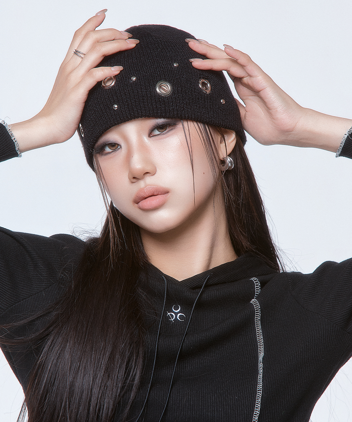 K-POPアイドル着用] (DUC) Eyelet Stud Beanie Black | ファッション