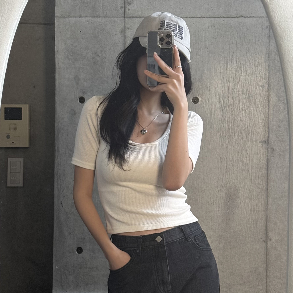 UネックTシャツ