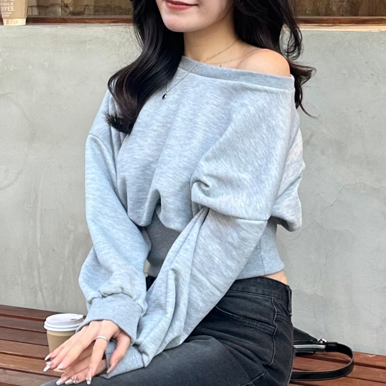 オフショルダースウェット