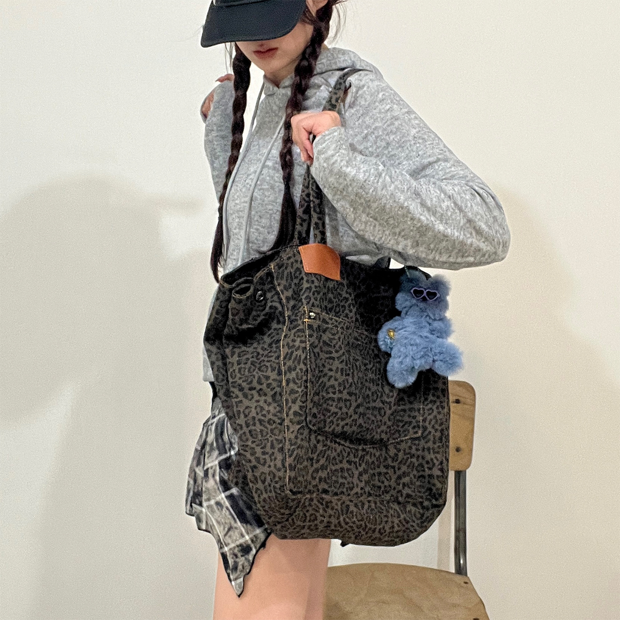 ユニセックス)レオパードビッグキャンバスショルダーバッグ