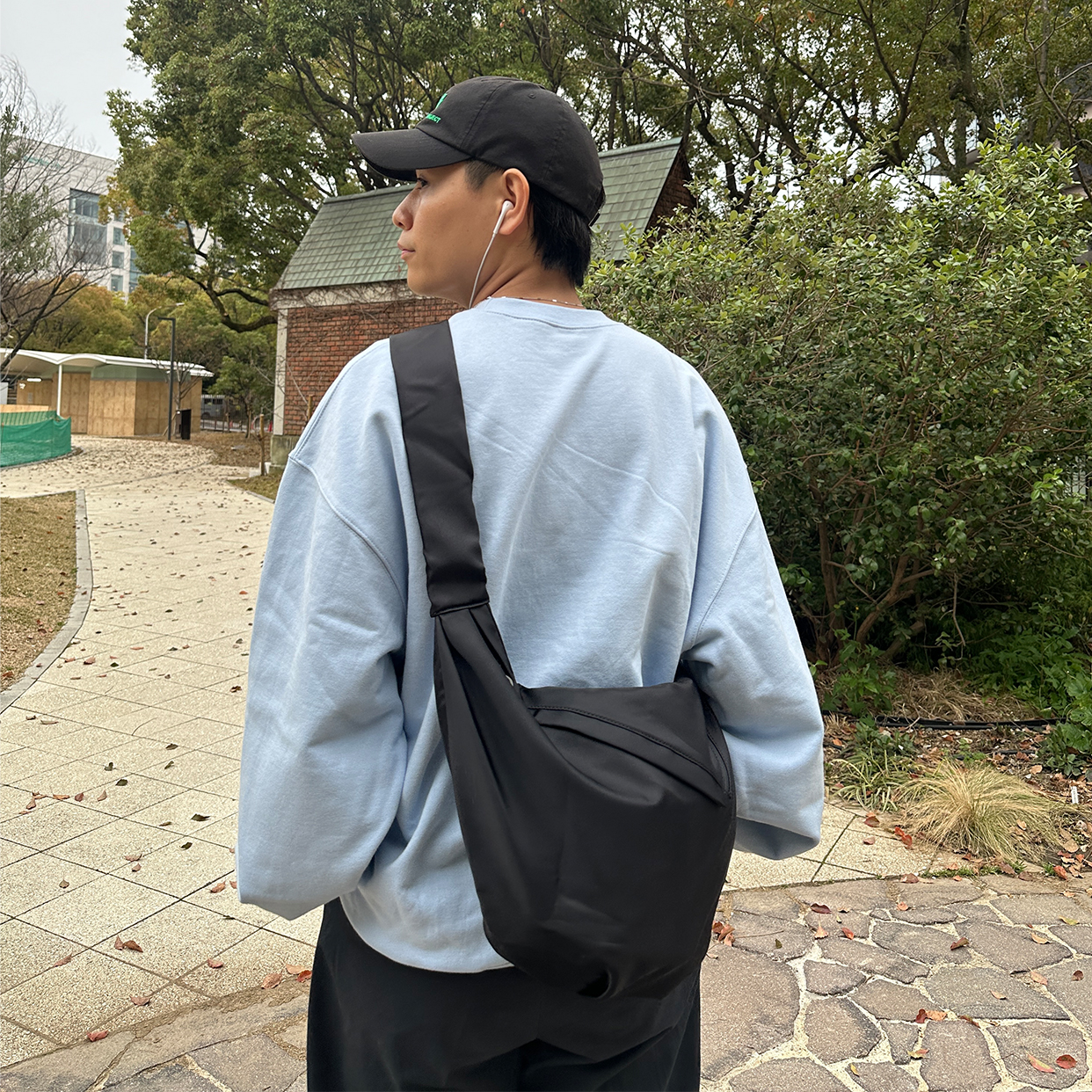 モダンオブリークジッパークロスバッグ