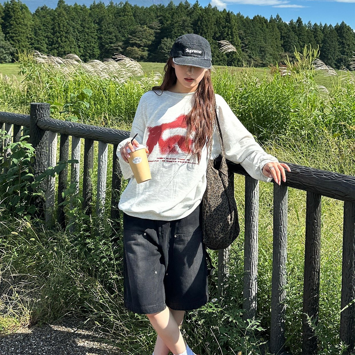 (ユニセックス) スプレーブラシスウェットシャツ