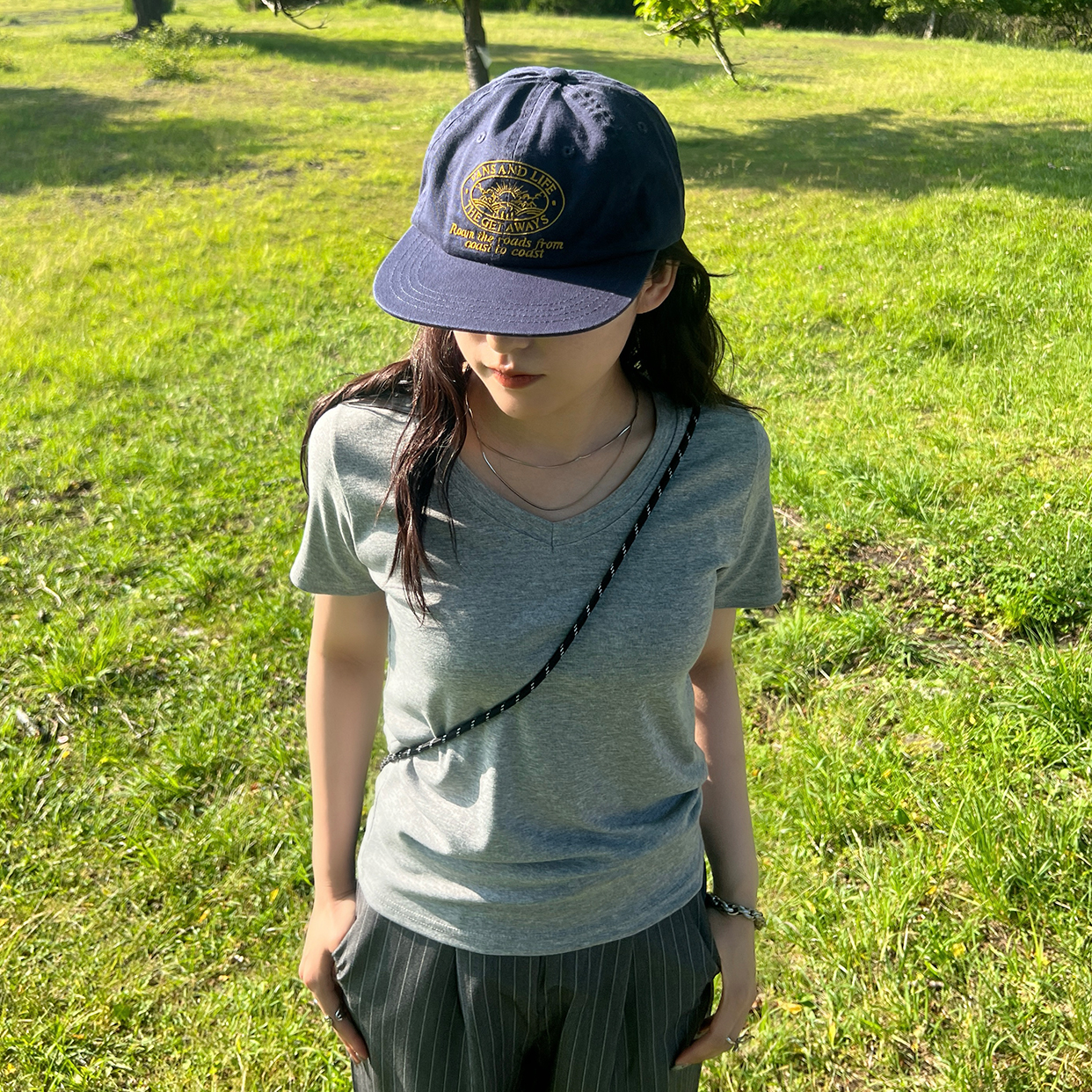 VネックベーシックTシャツ