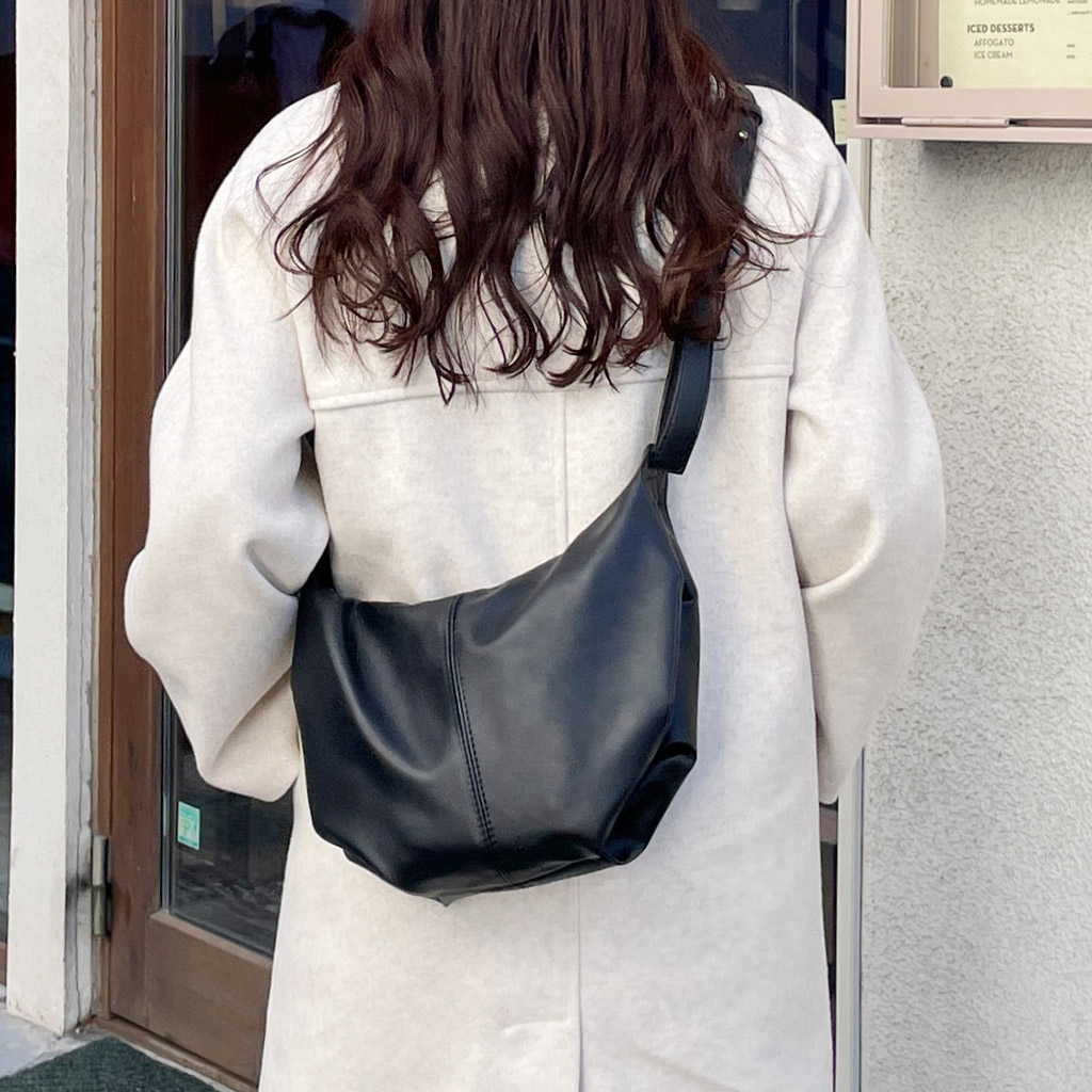 ハーフムーンクロスボディバッグ