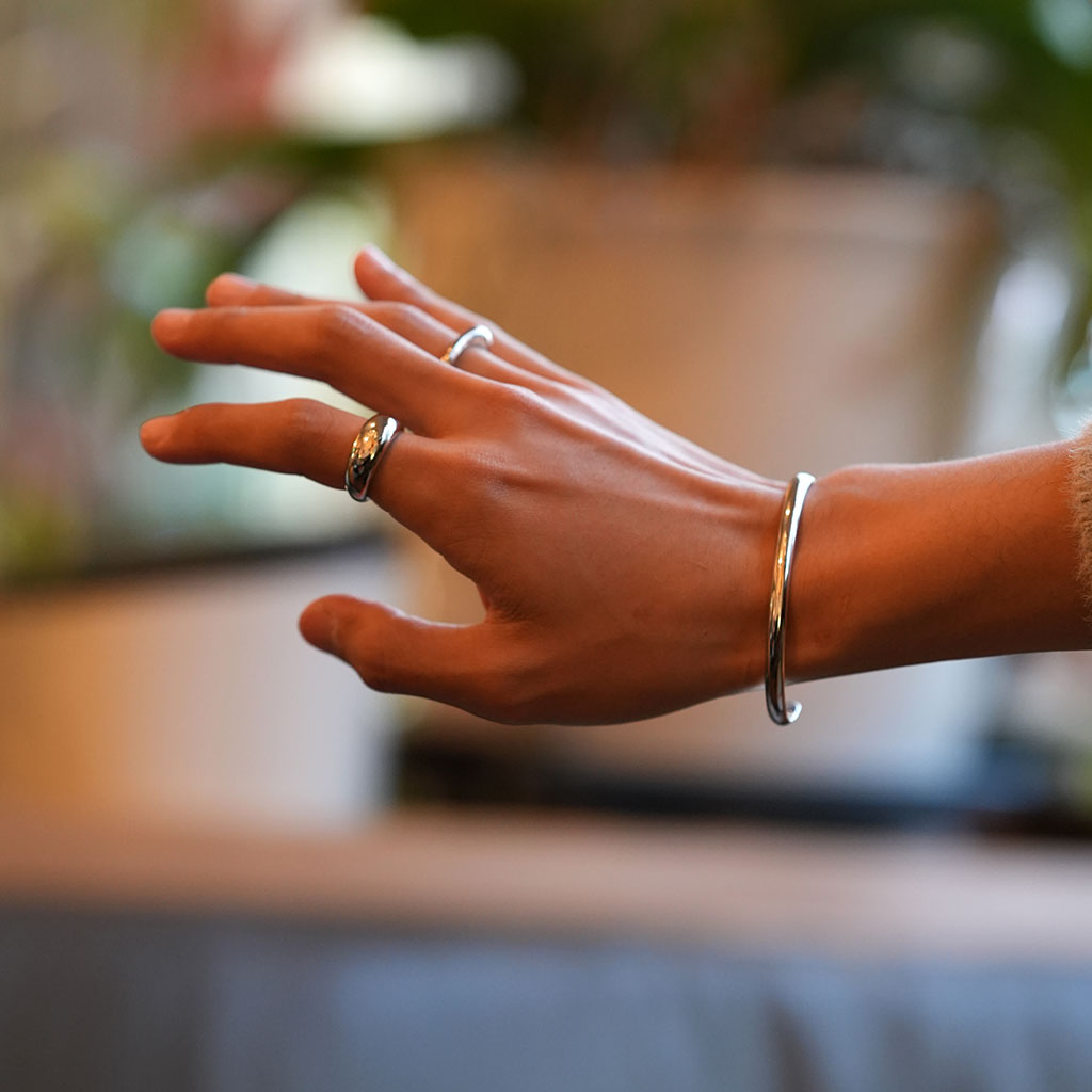 シンプルスリットブレスレット