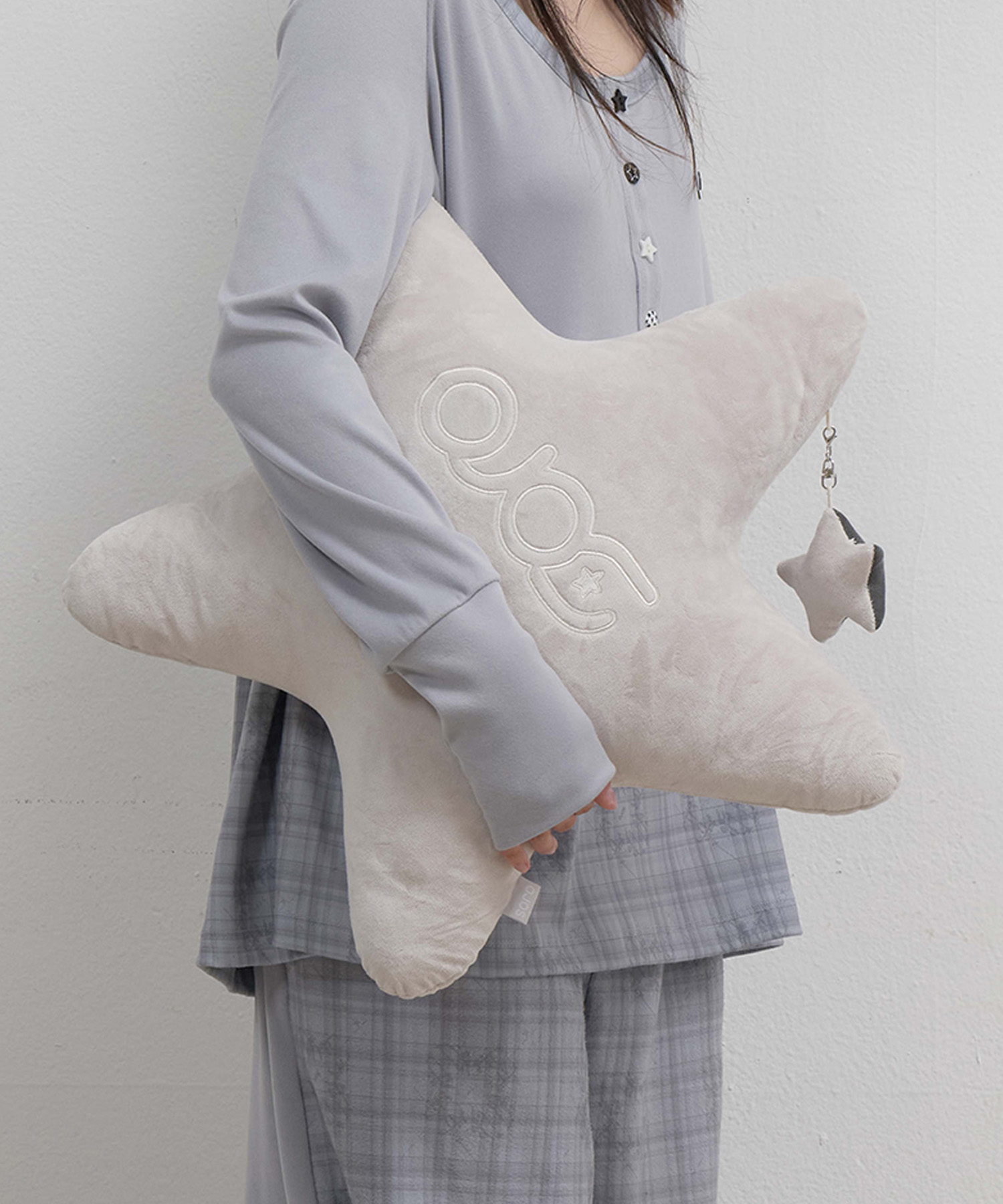 Star Hugger Puff Cushion / Grey