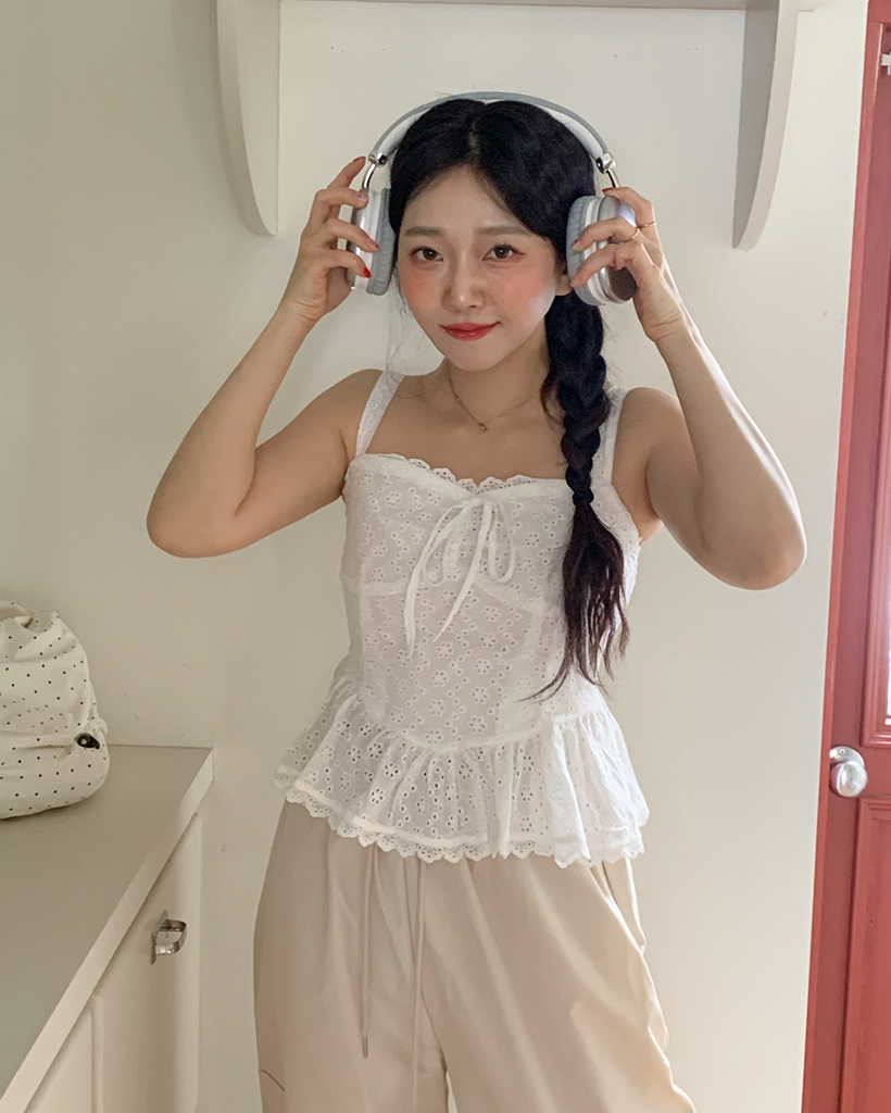 【韓国発】パンチングレースブラウスミディアムセットアップ 韓国発】パンチングレースブラウスミディアムセットアップ