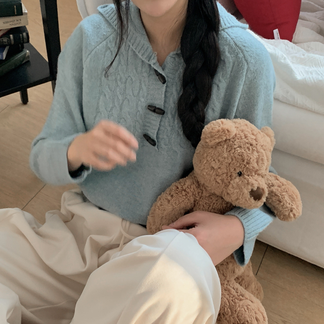 フード付きウールケーブルニット