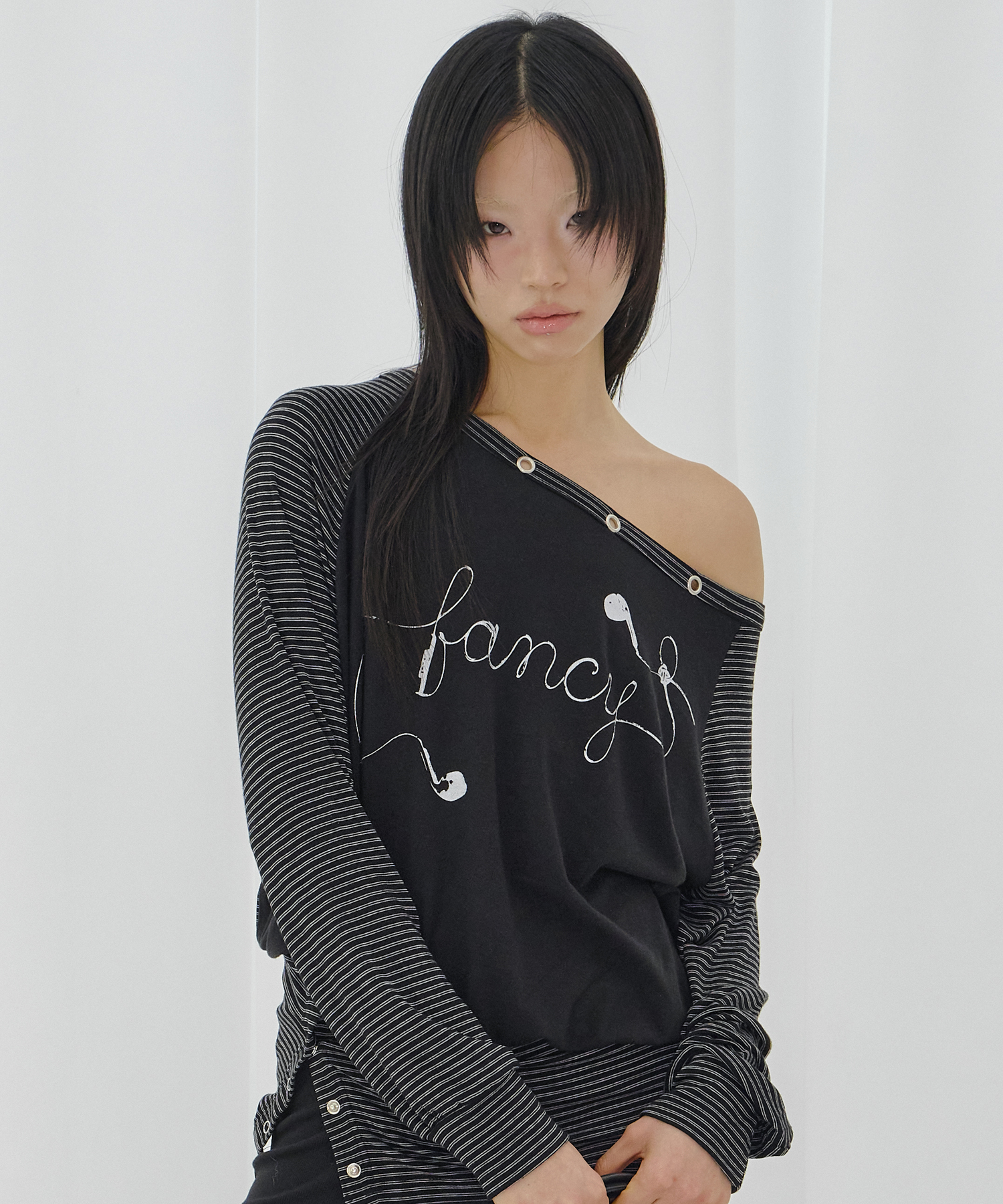 DRAWING STRIPE OFF-SHOULDER (BLACK) F26QB044