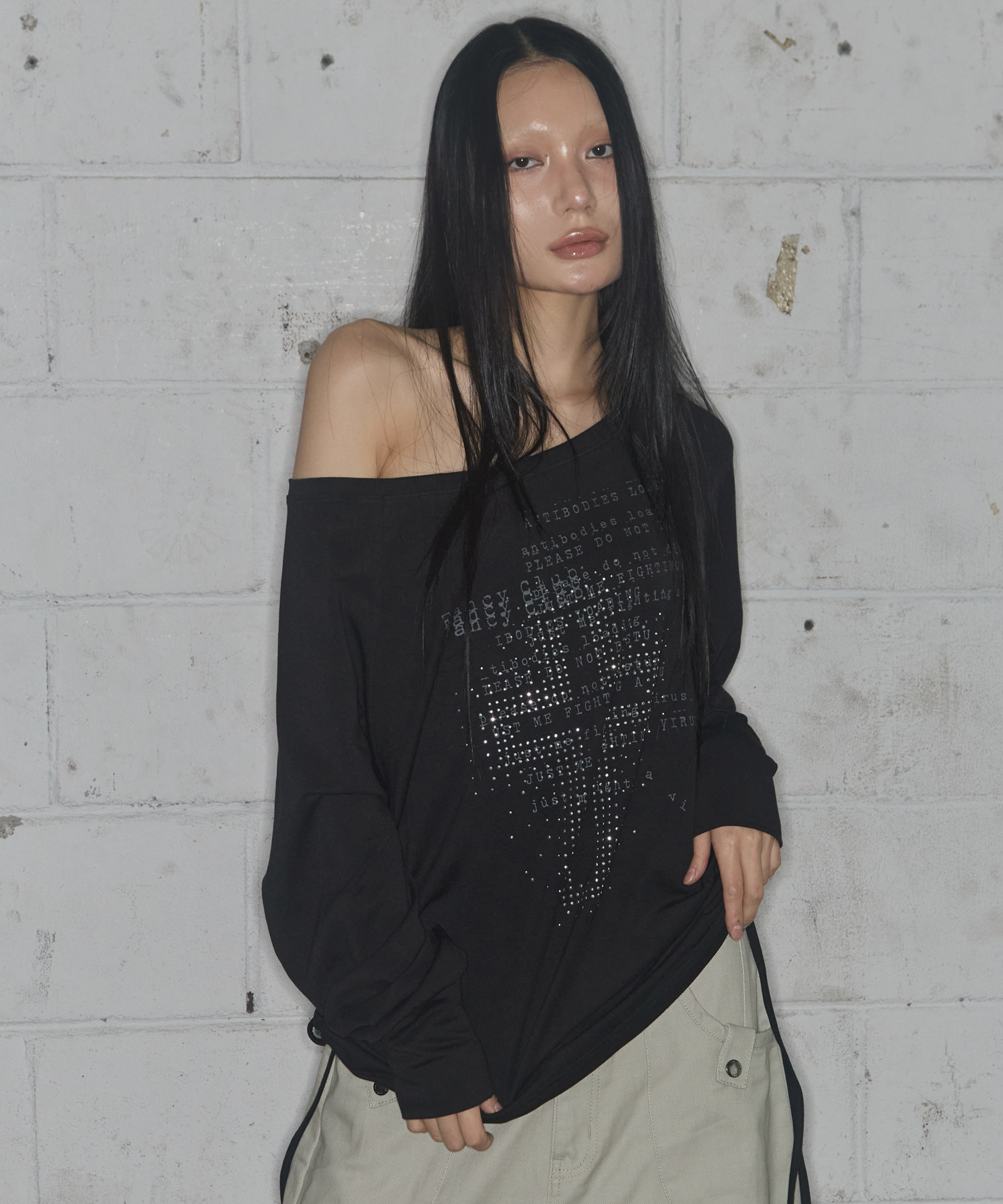 DIVINE CROSS OFF-SHOULDER TEE (BLACK) F25ZB036
