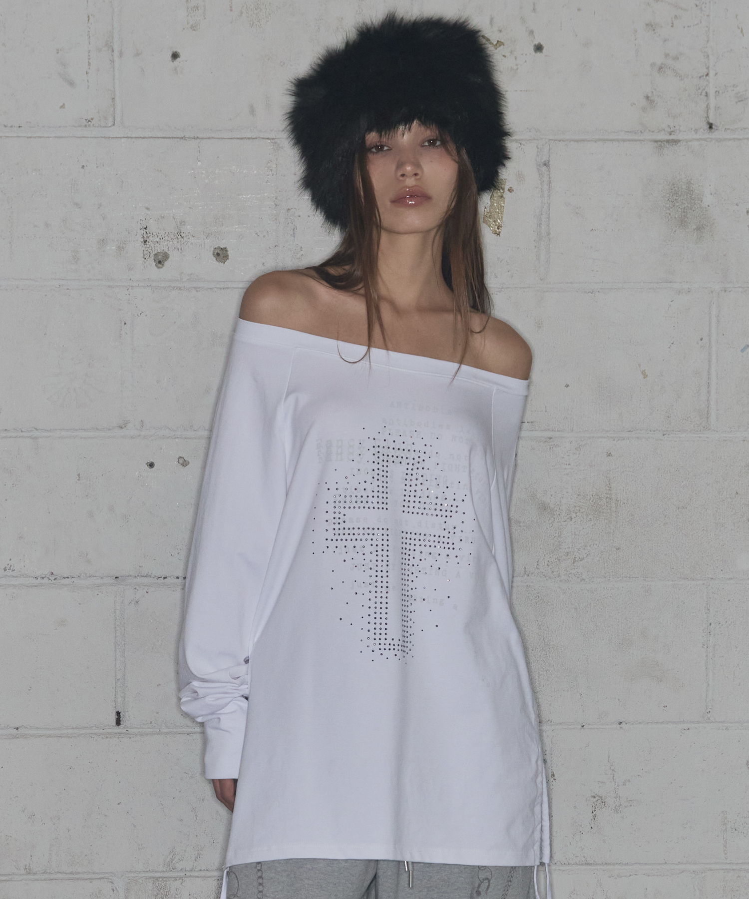 DIVINE CROSS OFF-SHOULDER TEE (WHITE) F25ZB036