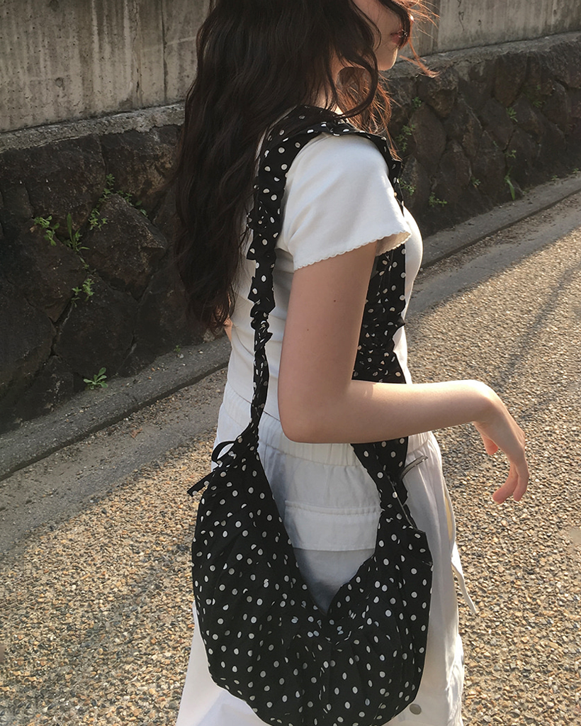 [コーデおすすめ] ワンショルダーシャーリングドットハーフムーンバッグ (2color)