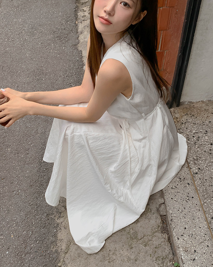 Vネックベルト付きフレアキャミワンピース